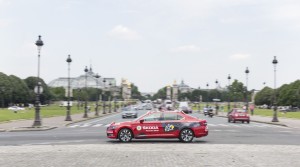 Červený vůz Škoda Superb speciálně upravený pro ředitele Tour de France by představen 23. června českým novinářům v Paříži.