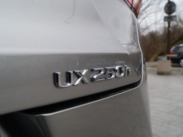 LEXUS UX 250H F SPORT e-CVT 184 KM  –  Crossover na całego