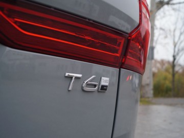 Volvo XC60 B5 AWD Mild Hybrid Black Edition 250 KM+14 KM - Udane połączenie