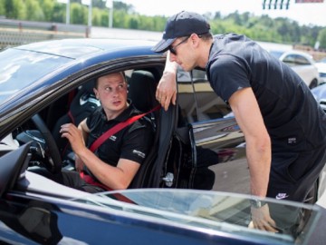 Robert Lewandowski za kierownicą Mercedesów AMG