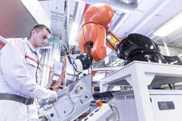 Człowiek – robot – fabryka przyszłości