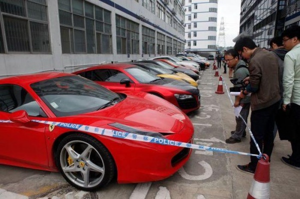 Chińska policja zajęła 12 sportowych aut