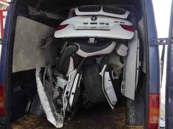 Skradzione i zdemontowane BMW X6 w VW LT