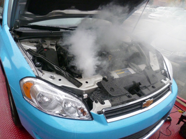 Dym spod maski samochodu? Nie panikuj!
