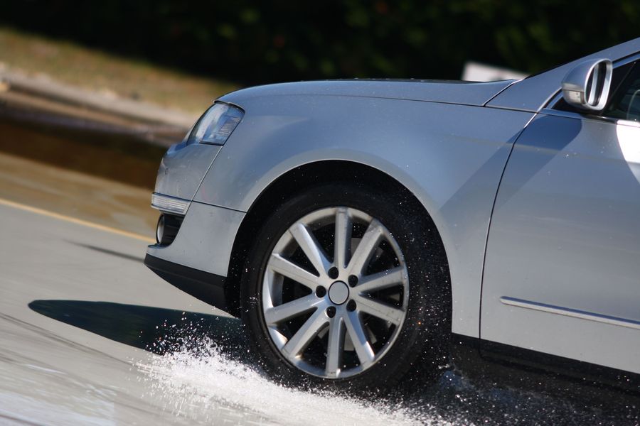 Opony zimowe na mokrej nawierzchni – droga hamowania krótsza o dwie długości samochodu