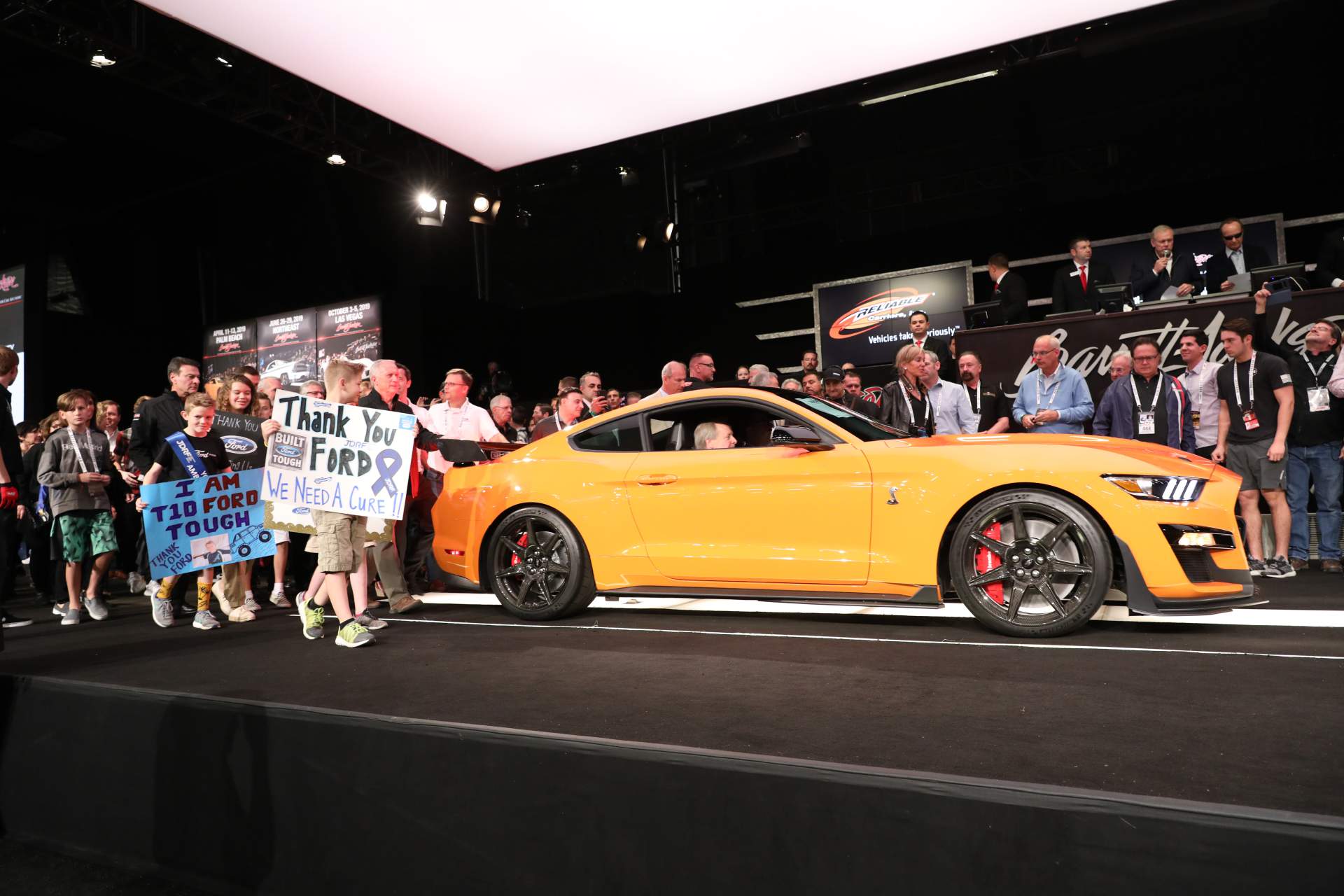 Pierwszy produkcyjny egzemplarz Forda Mustanga Shelby GT500 sprzedany