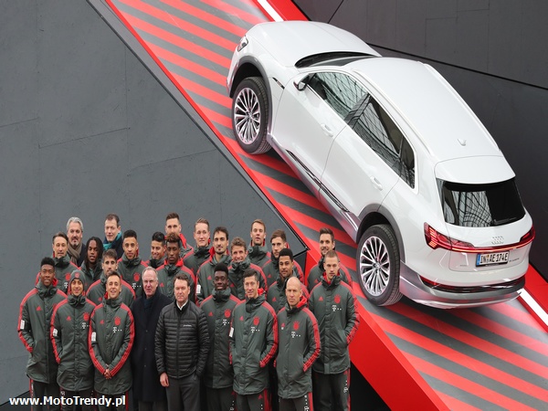 Piłkarze FC Bayern Monachium i Audi e-tron