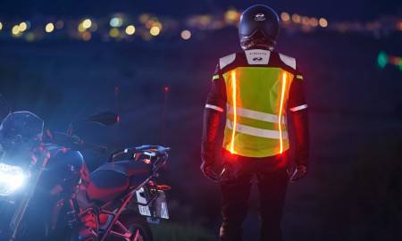 Motocykliści w LED strojach