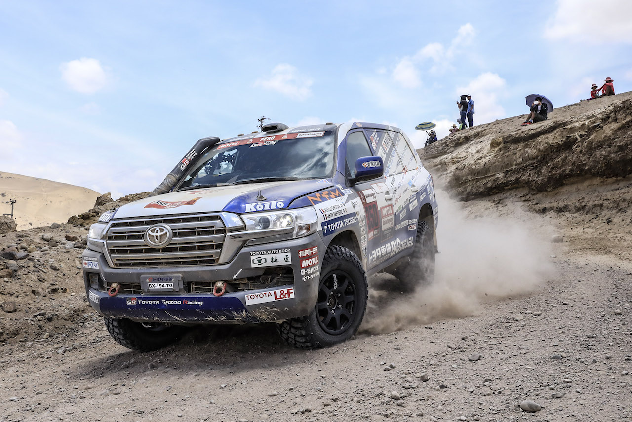Toyota przygotowuje Land Cruisera do Rajdu Dakar