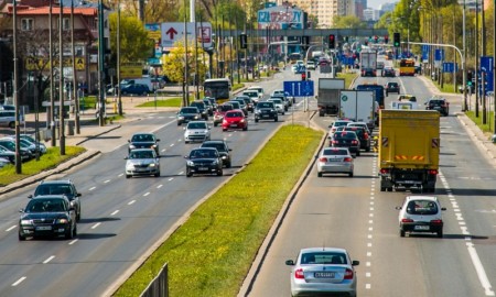 Polacy chcą lepszej komunikacji miejskiej i mniej aut w miastach?