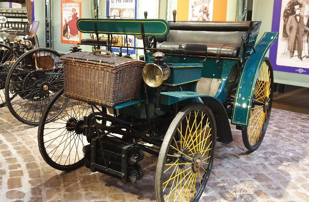 Muzeum L’Aventure Peugeot na targach Epoqu’auto w Lyonie
