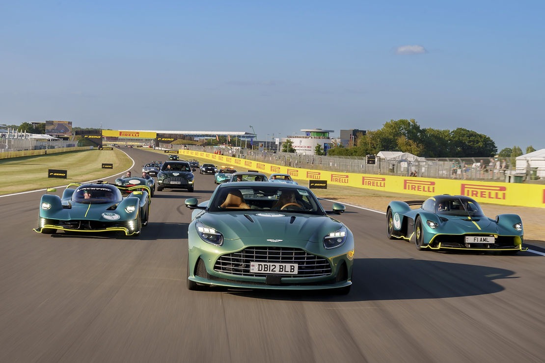 110 Aston Martinów wyjechało na tor Silverstone
