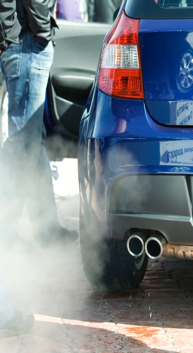 Jak rozwiązać problem dymiącego z wydechu silnika?
