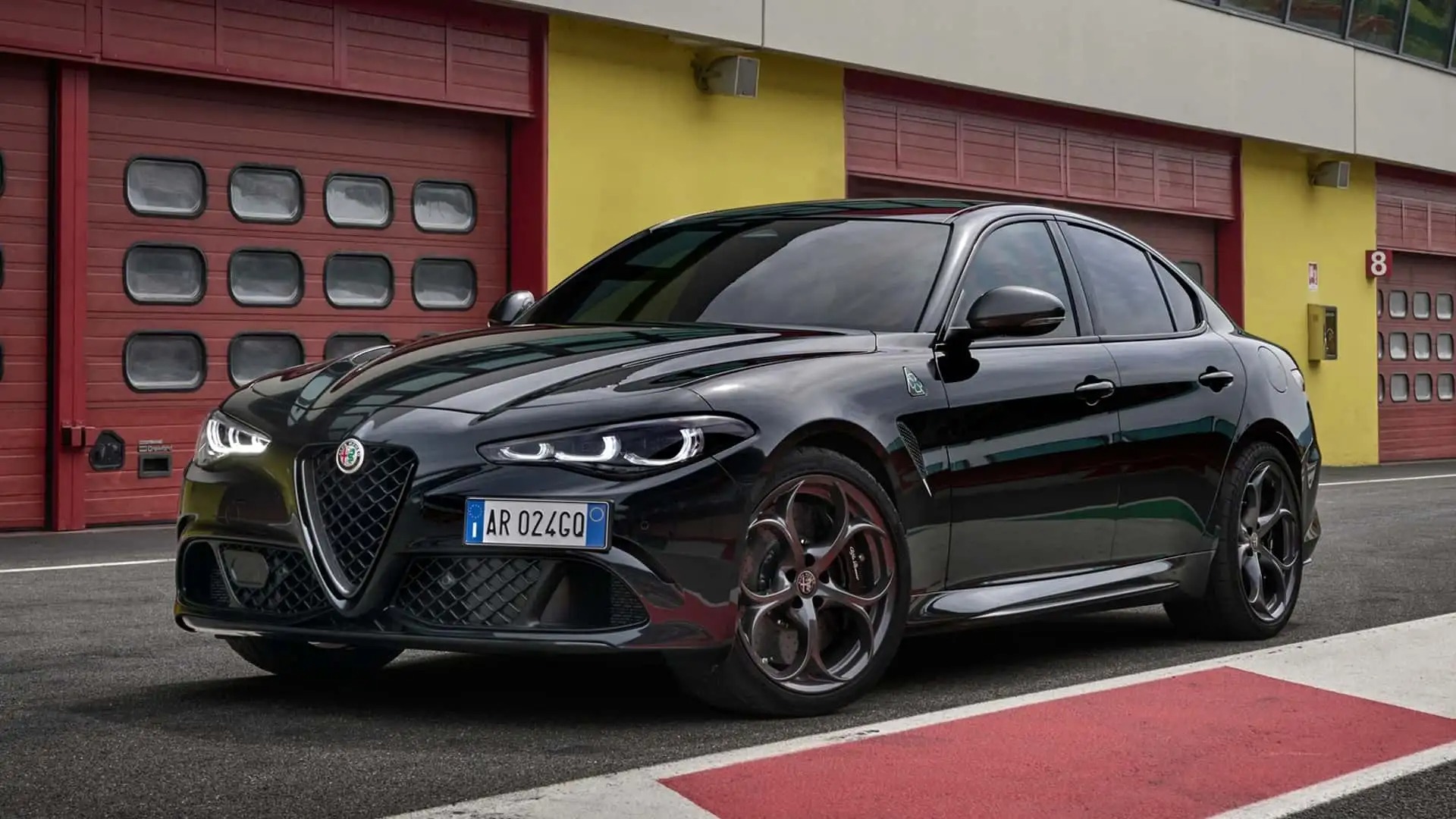  Alfa Romeo rezygnuje z przesuniętej przedniej tablicy rejestracyjnej