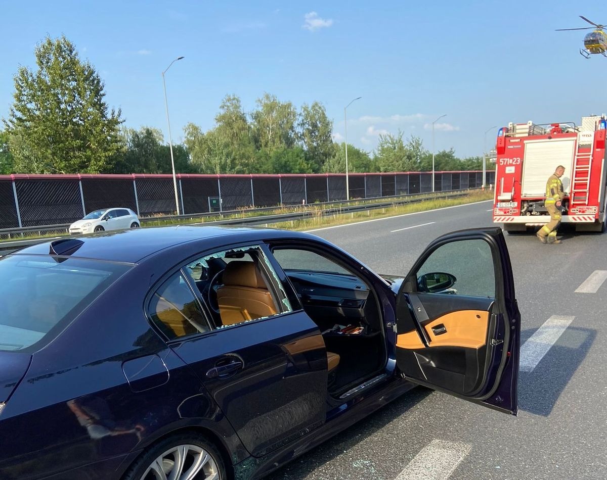 Stojące BMW na środkowym pasie A4
