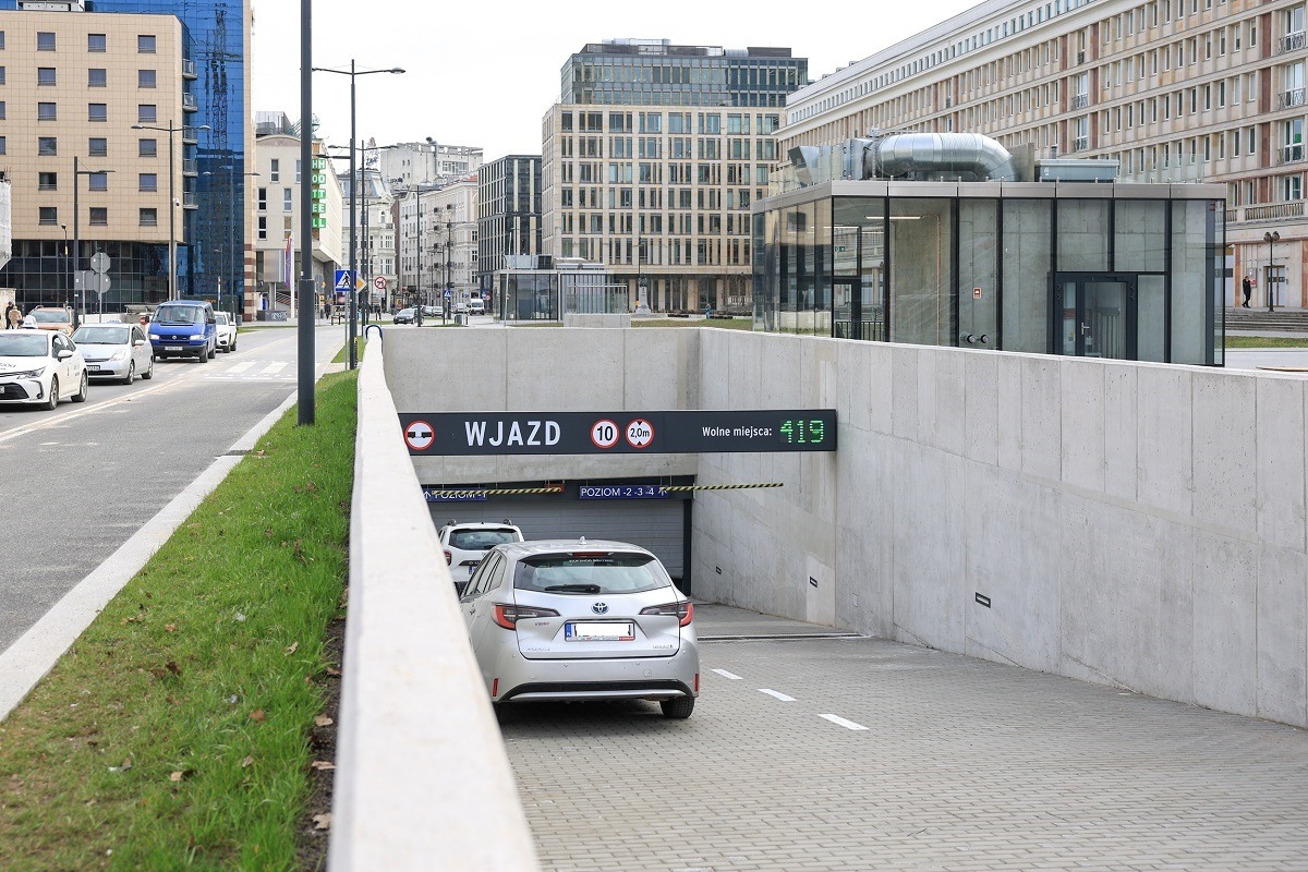 Podziemny parking w centrum Warszawy