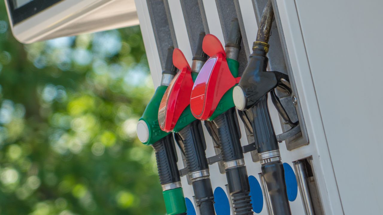 Kilka groszy mniej na litrze – paliwa znów w dół