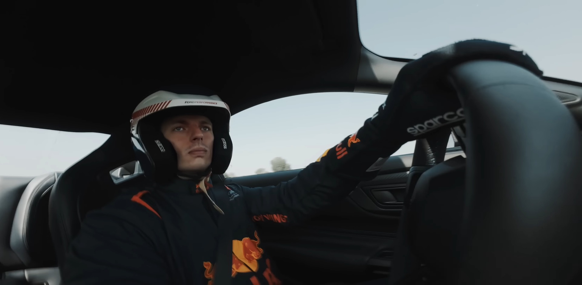 Max Verstappen w Mustangu Dark Horse