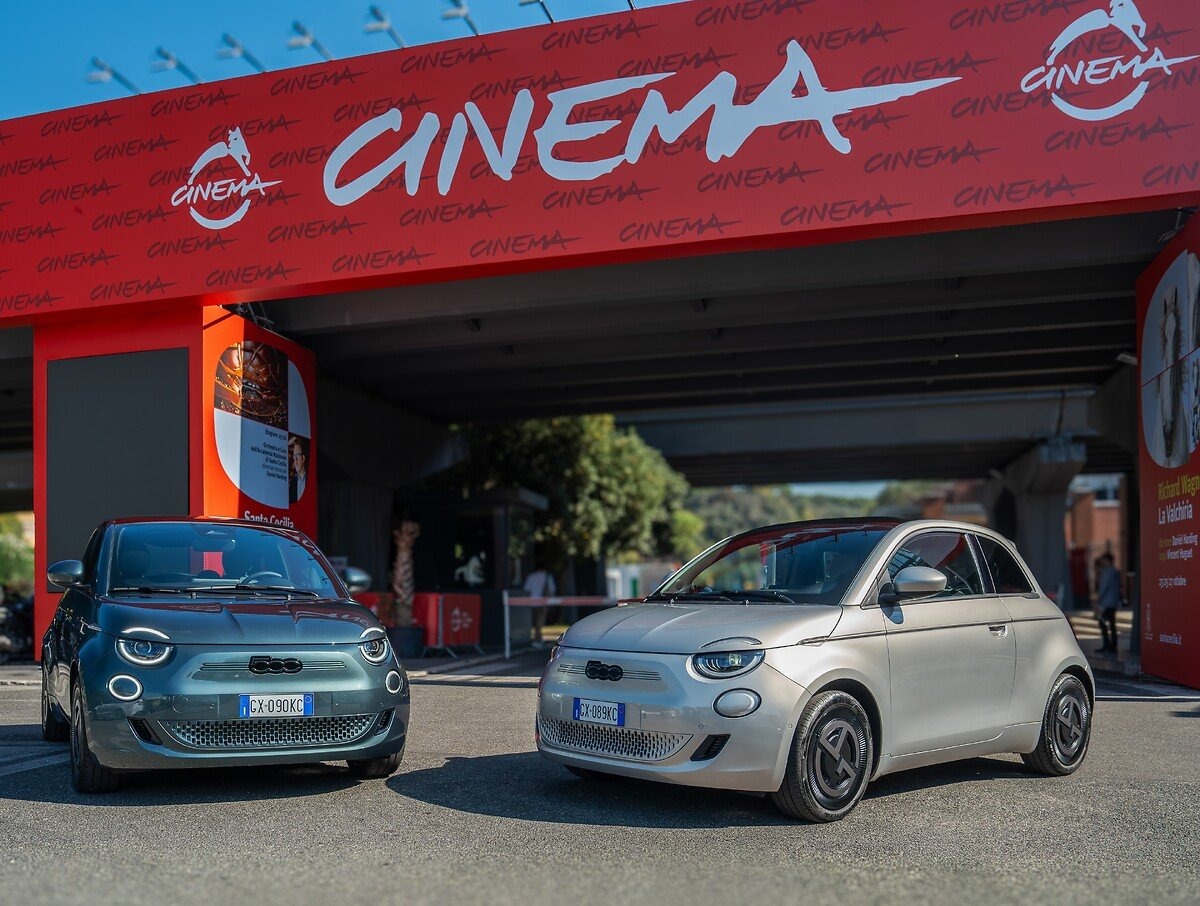 Fiat na czerwonym dywanie