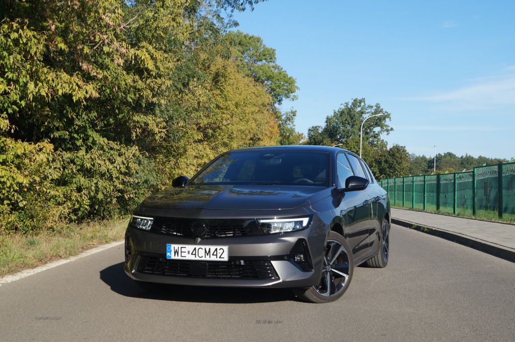 Opel Astra Sports Tourer Plug-in Hybrid GS 1.6 180 KM &ndash; Gdy oszczędność idzie w parze z praktycznością 