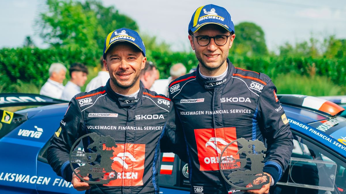 Mikołaj Marczyk na podium Rali Ceredigion