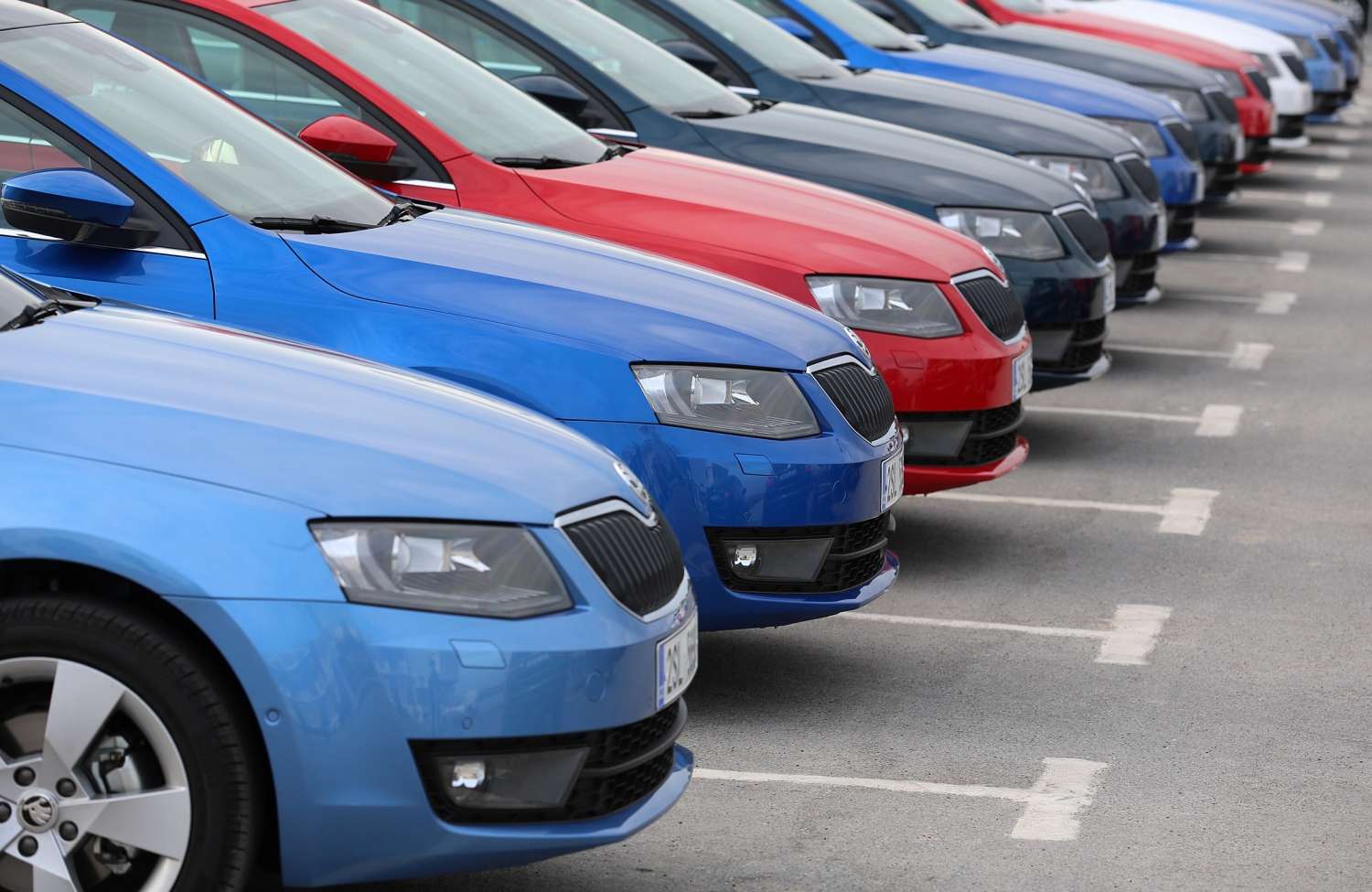 Dynamicznie rośnie sprzedaż nowych aut i import używanych
