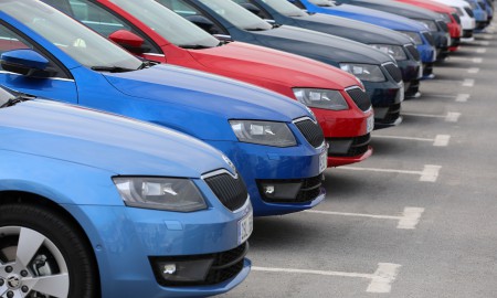 Dynamicznie rośnie sprzedaż nowych aut i import używanych