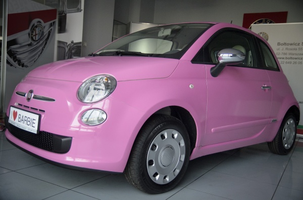 Unikatowy różowy Fiat 500 od Barbie