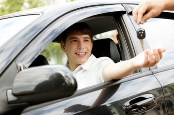 Młodzi kierowcy powodują 17 proc. wypadków