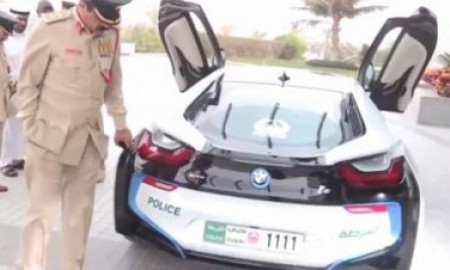 BMW i8 we flocie policji Dubaju